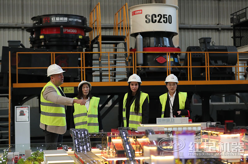 客戶(hù)來(lái)廠考察破碎設(shè)備