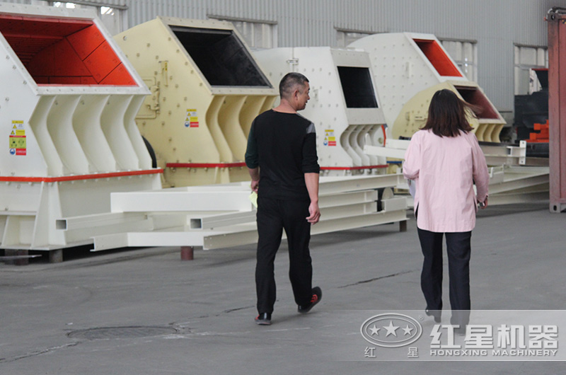 客戶(hù)來(lái)廠考察煤矸石破碎設(shè)備 客戶(hù)來(lái)廠考察煤矸石破碎設(shè)備