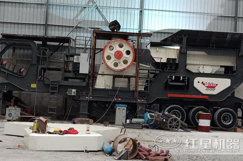 移動顎式破碎機(jī)現(xiàn)場 移動顎式破碎機(jī)現(xiàn)場
