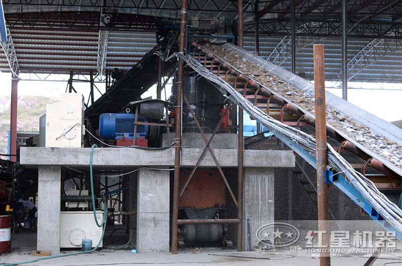 1750液壓圓錐機(jī)處理花崗巖現(xiàn)場 1750液壓圓錐機(jī)處理花崗巖現(xiàn)場