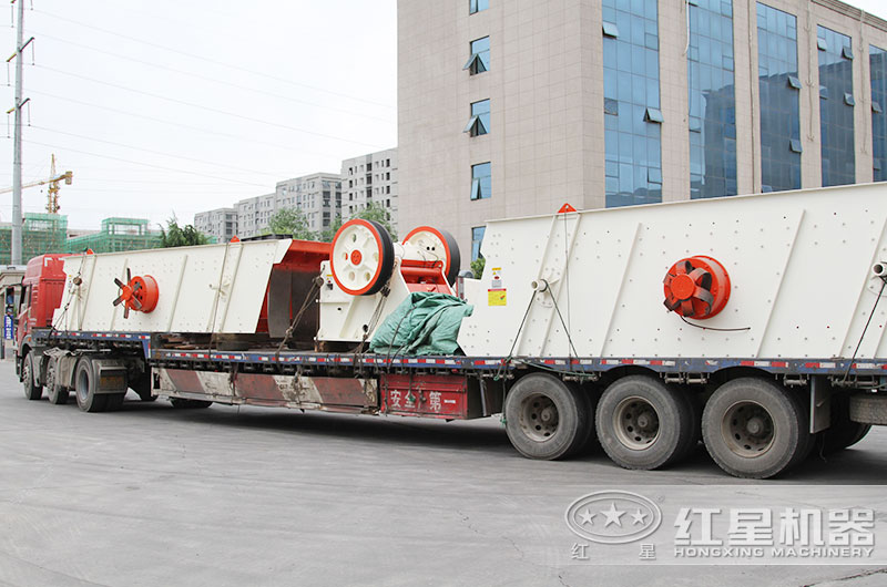 紅星顎式破碎機裝車發(fā)貨現(xiàn)場 紅星顎式破碎機裝車發(fā)貨現(xiàn)場