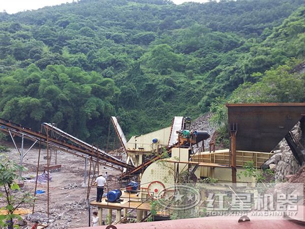 重錘式破碎機(jī)現(xiàn)場(chǎng) 重錘式破碎機(jī)現(xiàn)場(chǎng)