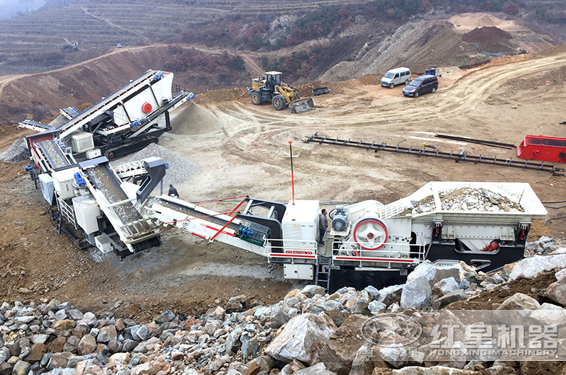 流動車載礦石破碎機現場作業(yè)