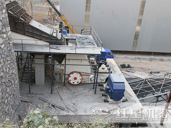 安裝、調(diào)試好投入生產(chǎn)的重錘頭破碎機