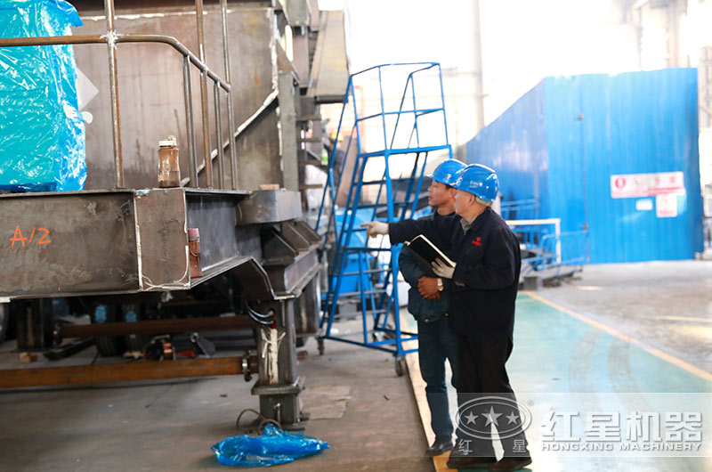 為保證質(zhì)量，老師傅現(xiàn)場(chǎng)指導(dǎo)設(shè)備生產(chǎn)