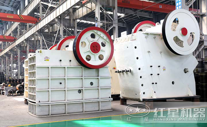 顎式破碎機(jī)實(shí)拍圖，型號多樣，價(jià)格在10-80萬之間