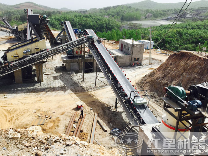 碎石現(xiàn)場，多種破碎設(shè)備可搭配使用