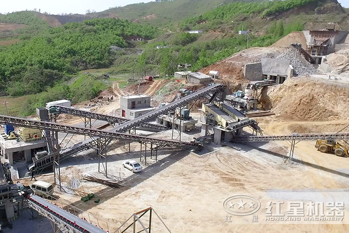 時(shí)產(chǎn)200石子破碎機(jī)生產(chǎn)現(xiàn)場(chǎng)，可就近安排參觀