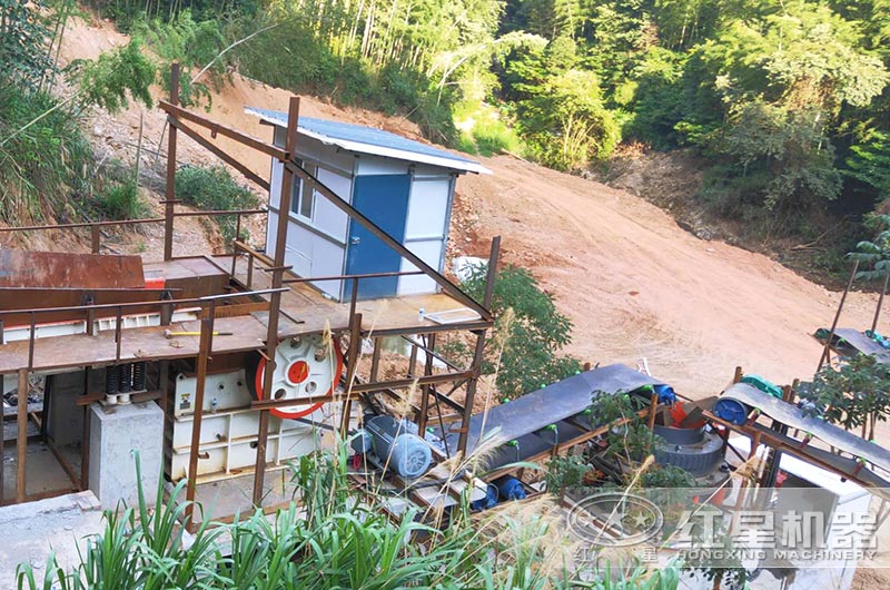 鵝卵石破碎現(xiàn)場，鄂破+圓錐破破碎出13石子