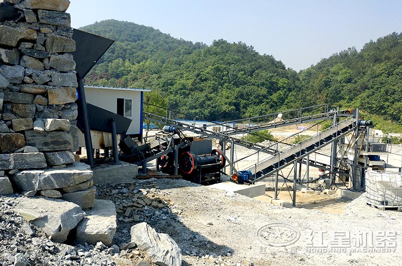 顎式細(xì)破碎機(jī)破碎現(xiàn)場(chǎng)，搭配制砂機(jī)使用